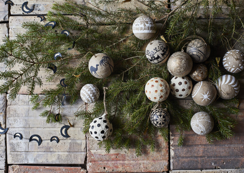 Papier Mache Kerstbal stippen