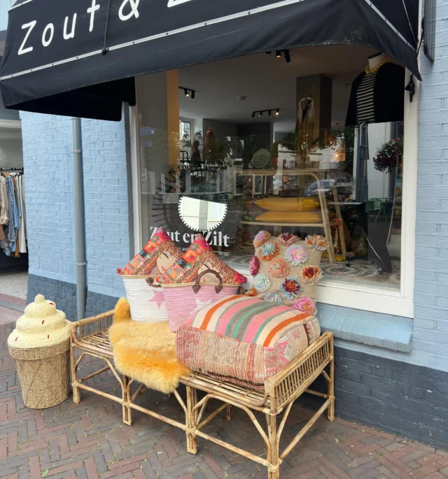 Ook in de zomervakantie zijn wij heerlijk open! 🌴🙌

Nog twee rekken kleding voor 50% en al heul veul nieuws! 👌

Nieuw bij ons is Maison Hotel - prachtige stoffen veelal uit India en Italië. 

Sieraden van Bonnie Studio’s die je zo terugbrengen naar de sixties met grote kralen en bedels… en wat dacht je van de stenen kralen kettingen van 2theMoon 😍

Bloomingville heeft gisteren weer een pallet wonen gebracht… kortom.. Tot zo 😉

Dinsdag t/m zaterdag van 10 tot 5
